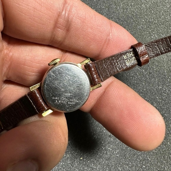 Vintage Timex 17 Jewels Ladies Gold Tone Mechanical Wind Up Watch Parts / Repair - Picture 9 of 9